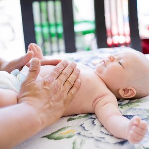 masaje expulsar moco bebe