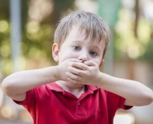 Los niños con tartamudez leve pueden demostrar las mismas repeticiones de sonidos, sílabas y palabras que los niños con disfluencia normal, pero suelen repetirlos más a menudo en general y más veces en cada ocasión que lo hacen.